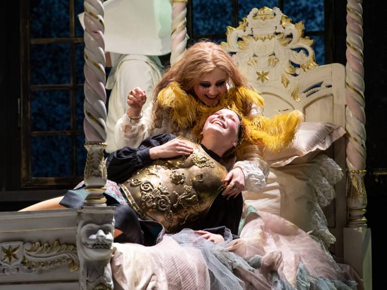 Zwei Frauen auf einem Himmelbett